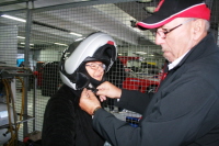 124 Der Rennleiter Gerd Hoffmann hilft Heidi beim Helm aufziehen
